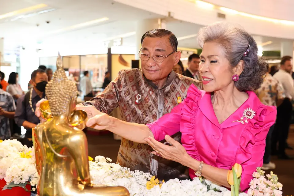 สยามพารากอน อัญเชิญ 12 พระพุทธรูปมงคล หาชมยากมาประดิษฐานให้สักการ