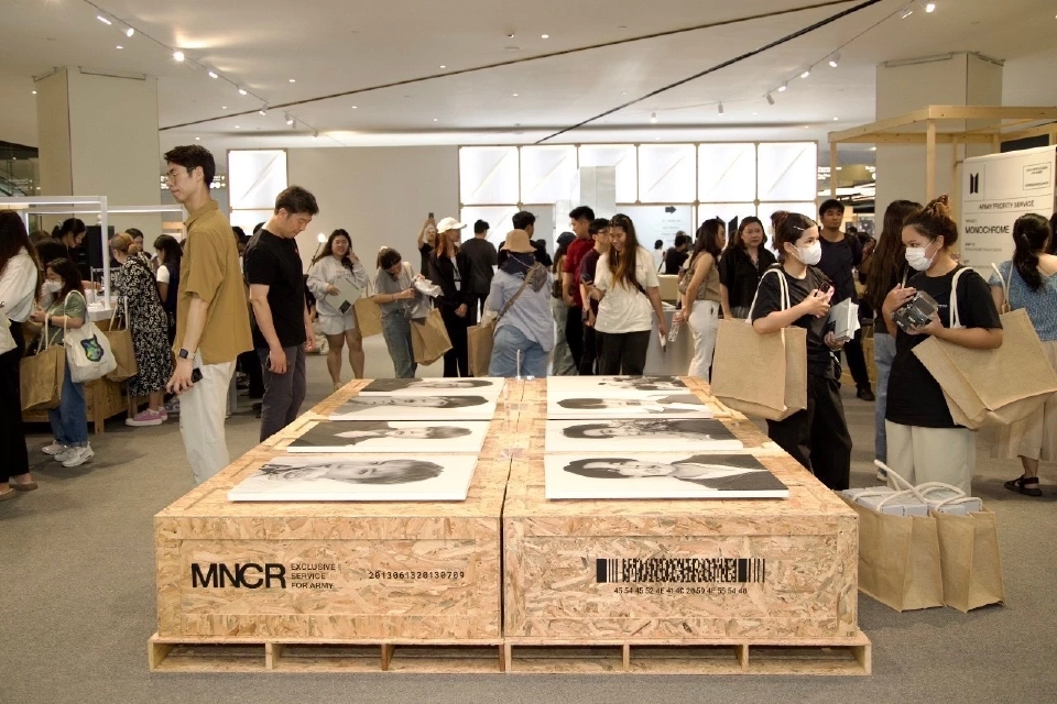 "BTS POP-UP : MONOCHROME IN BANGKOK" แห่งแรกในเอเชียตะวันออกเฉียงใต้