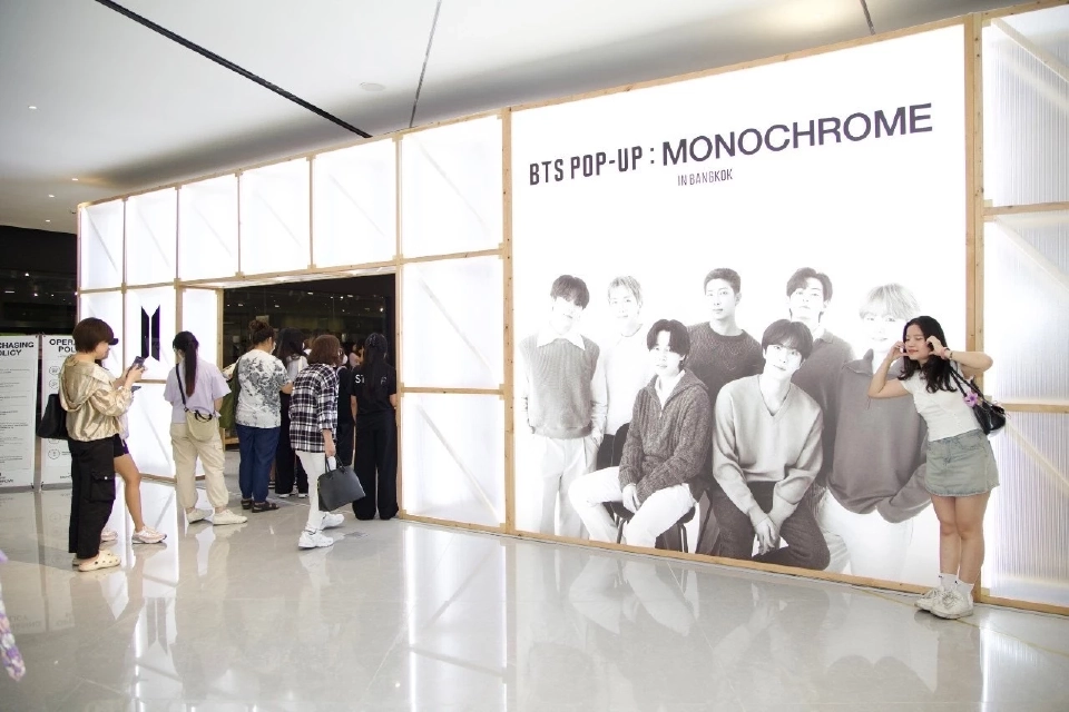 "BTS POP-UP : MONOCHROME IN BANGKOK" แห่งแรกในเอเชียตะวันออกเฉียงใต้