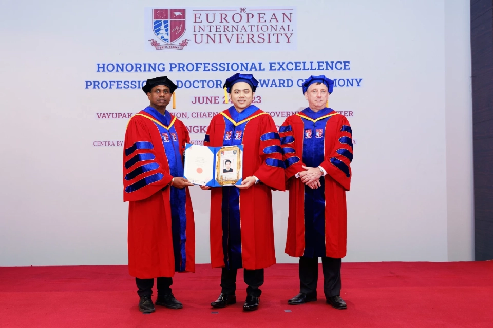 ส่องประวัติ "แอ็คมี่ วรวัฒน์" นักธุรกิจหมื่นล้าน หลังมีรูปคู่ "ทักษิณ"