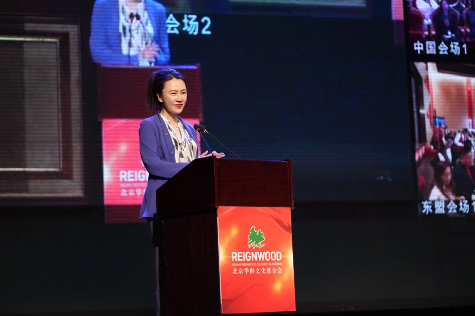  นางสาว หลู จ้าน (Ms. Lu Zhan) 