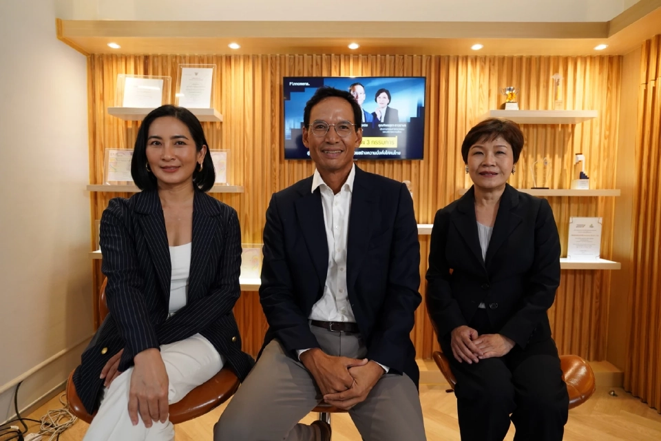 ดร.การดี เลียวไพโรจน์, นายกรณ์ จาติกวณิช และ นางทิพยสุดา ถาวรามร