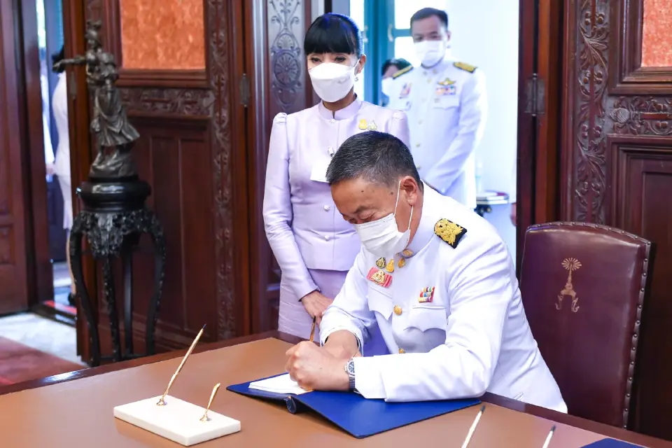 เศรษฐา-ภริยา ทำบุญตักบาตร-ลงนามถวายพระพรชัยมงคล พระราชินี