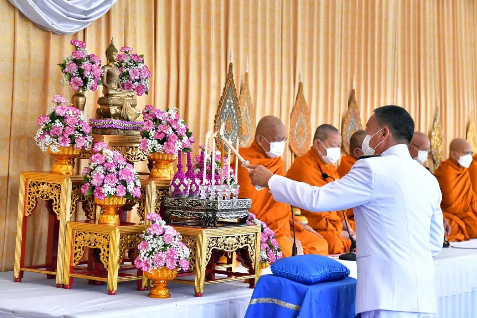 เศรษฐา-ภริยา ทำบุญตักบาตร-ลงนามถวายพระพรชัยมงคล พระราชินี