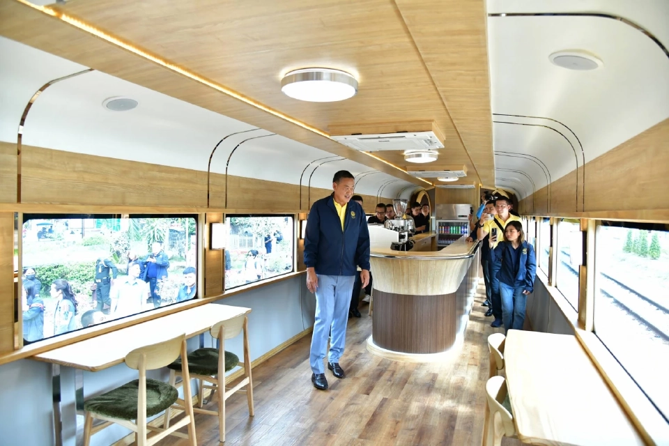 ประมวลภาพ นายกฯ ตรวจเยี่ยม "สถานีรถไฟหัวหิน" ชมขบวนรถ SRT Royal Blossom