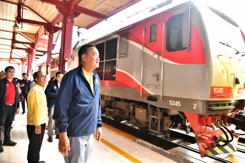 ประมวลภาพ นายกฯ ตรวจเยี่ยม "สถานีรถไฟหัวหิน" ชมขบวนรถ SRT Royal Blossom