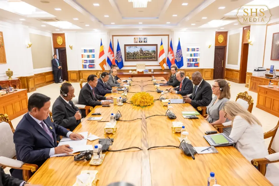 การหารือเต็มคณะ (ขอบคุณภาพจากเพจเฟซบุ๊ก Samdech Hun Sen of Cambodia) 