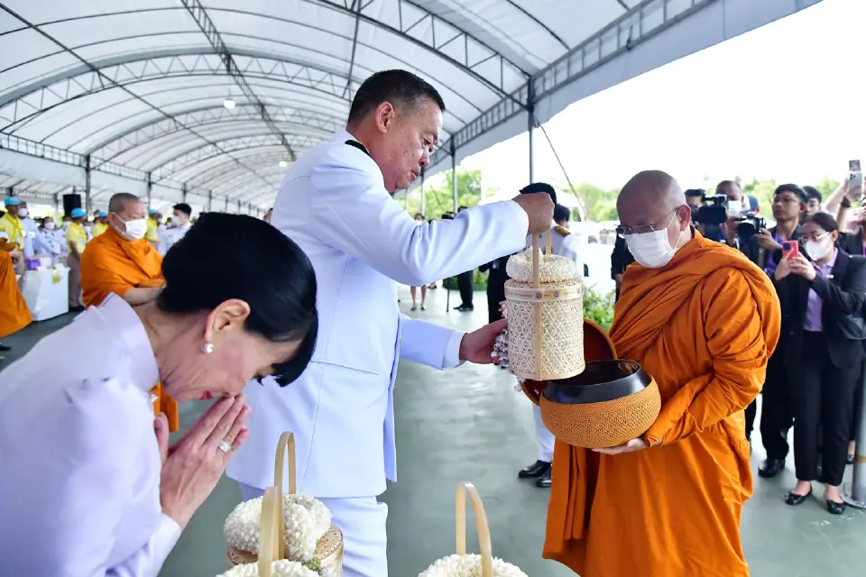 เศรษฐา-ภริยา ทำบุญตักบาตร-ลงนามถวายพระพรชัยมงคล พระราชินี