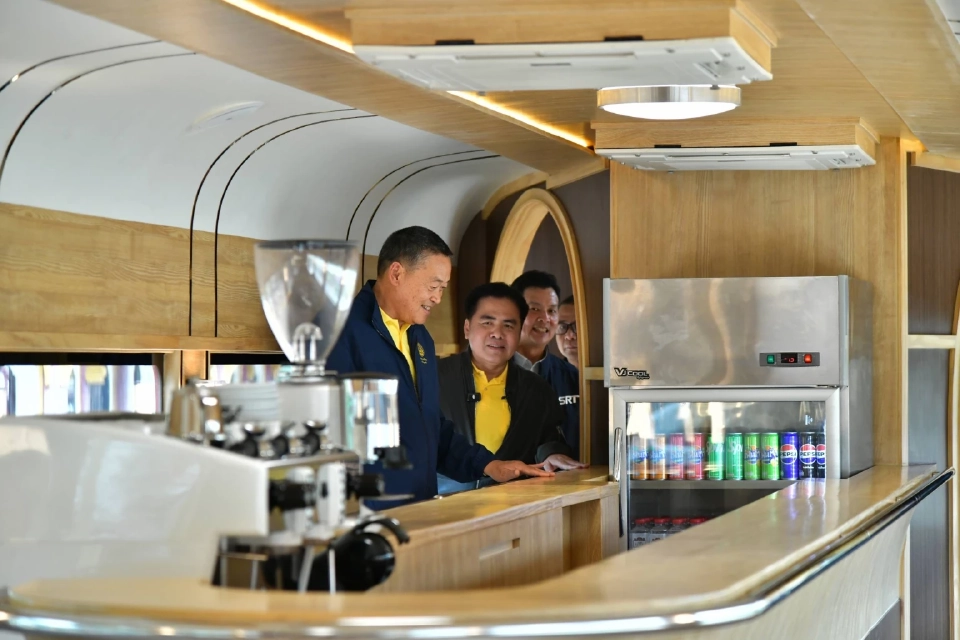 ประมวลภาพ นายกฯ ตรวจเยี่ยม "สถานีรถไฟหัวหิน" ชมขบวนรถ SRT Royal Blossom