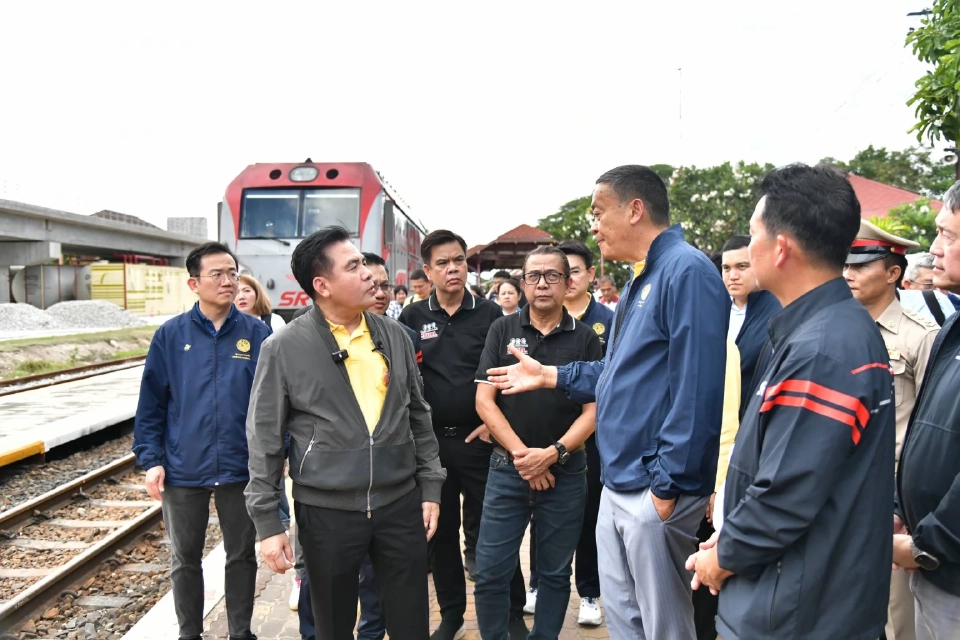 ประมวลภาพ นายกฯ ตรวจเยี่ยม "สถานีรถไฟหัวหิน" ชมขบวนรถ SRT Royal Blossom