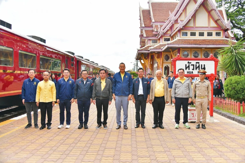 ประมวลภาพ นายกฯ ตรวจเยี่ยม "สถานีรถไฟหัวหิน" ชมขบวนรถ SRT Royal Blossom