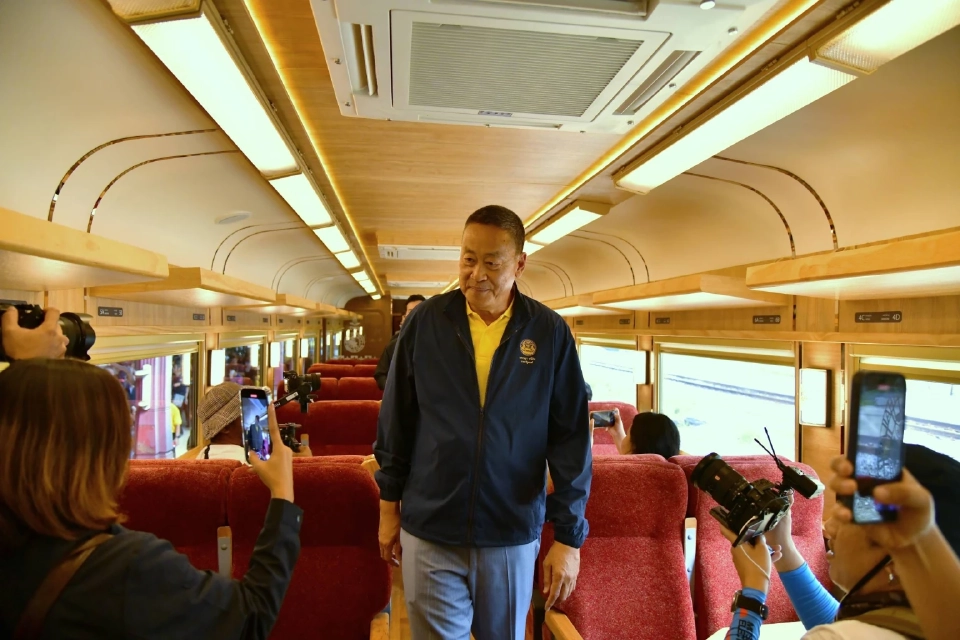 ประมวลภาพ นายกฯ ตรวจเยี่ยม "สถานีรถไฟหัวหิน" ชมขบวนรถ SRT Royal Blossom