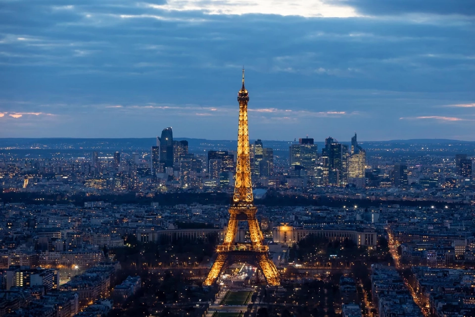 สัญลักษณ์โอลิมปิกบนหอไอเฟลนั้นสว่างไสวด้วยไฟ LED จำนวน 100,000 ดวง