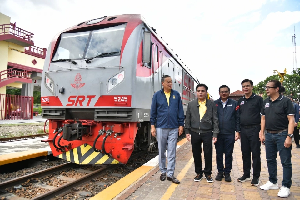 ประมวลภาพ นายกฯ ตรวจเยี่ยม "สถานีรถไฟหัวหิน" ชมขบวนรถ SRT Royal Blossom