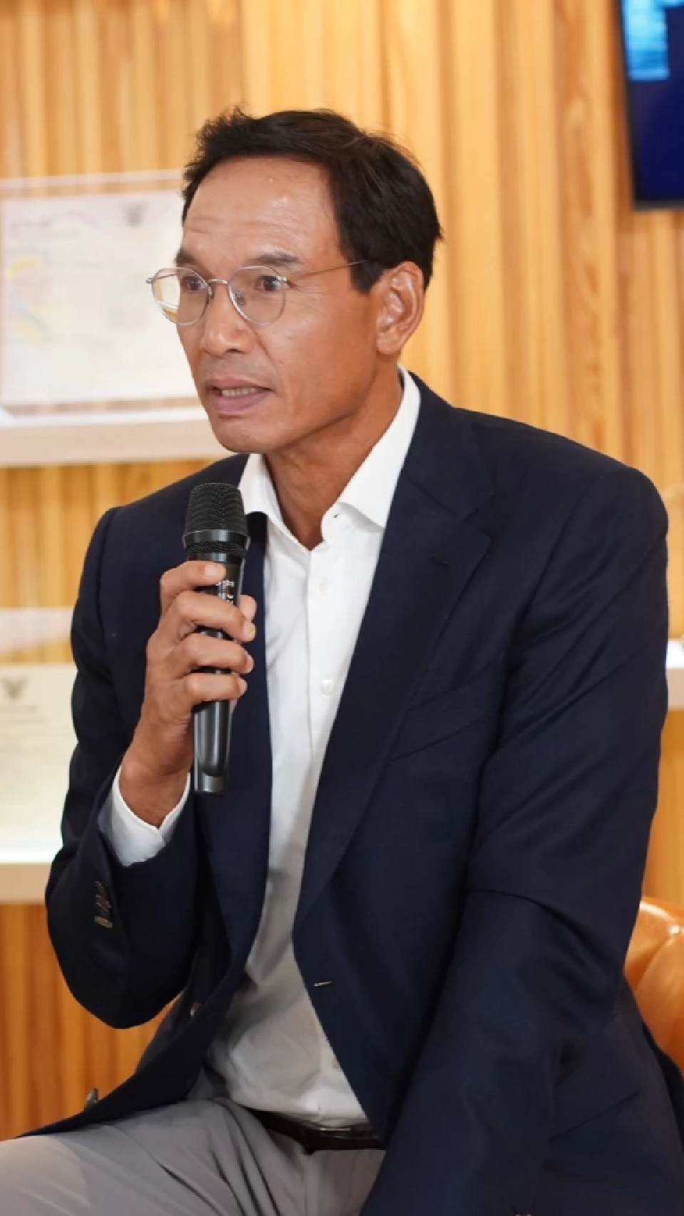 นายกรณ์ จาติกวณิช ในฐานะประธานกรรมการและกรรมการอิสระ