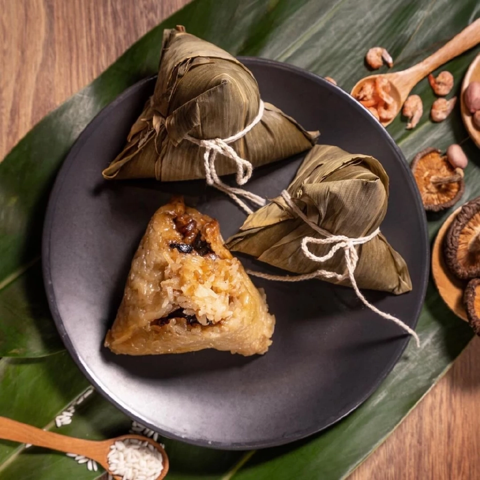 แม้ไส้ข้างในอาจแตกต่างกันไป แต่สิ่งหนึ่งที่มีเอกลักษณ์ร่วมกันของบะจ่างก็คือ รูปทรงสามเหลี่ยม 