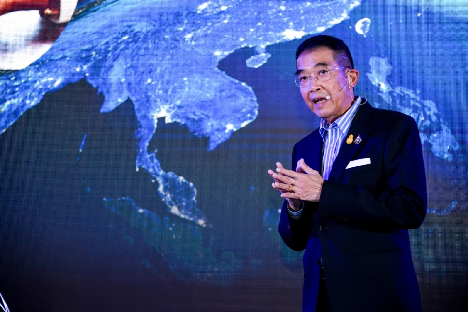 ทั้งสถานทูตไทยและกงสุลใหญ่ที่มีอยู่เกือบร้อยแห่งทั่วโลกนั้น จะทำงานเชิงรุก (proactive) ร่วมกับพันธมิตร รวมทั้งภาคเอกชน 