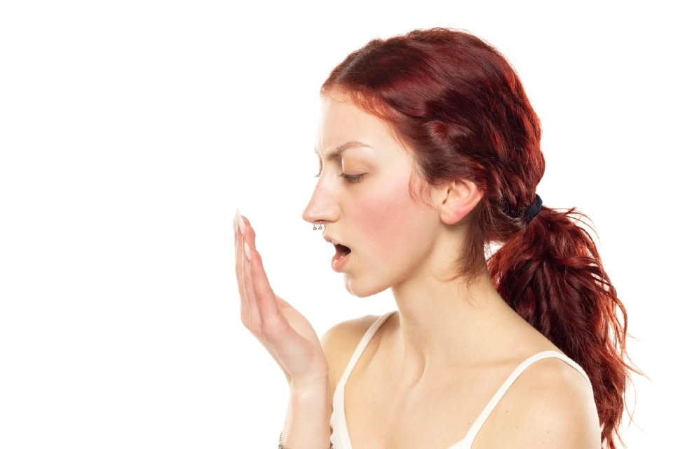 "ลมหายใจเหม็น กลิ่นปากแรง" สัณญาณเตือนโรค รักษาได้