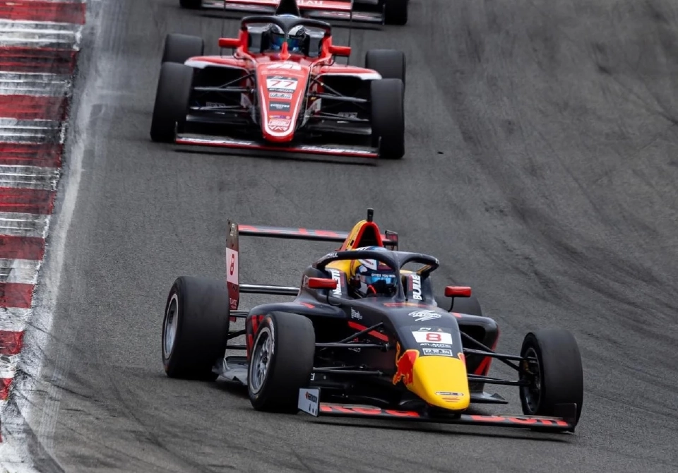 "เอ็นโซ่" คว้าที่ 3 อัลคานิซ สแปนิช เด็กไทยคนแรกขึ้นโพเดียม ฟอร์มูล่า4