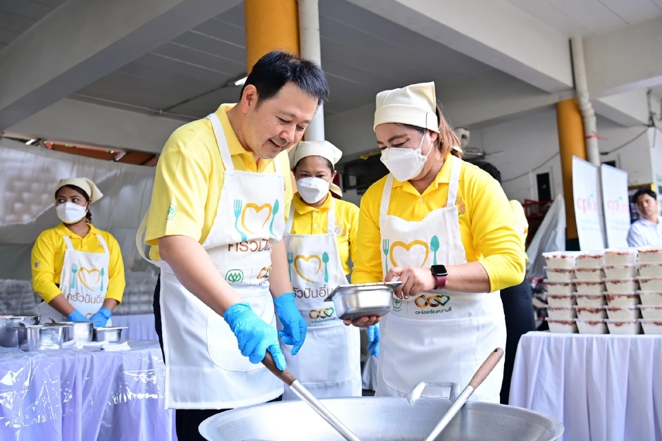 ซีพี-มูลนิธิดวงประทีป แจกข้าวกล่อง 4 พันครัวเรือนคลองเตย ถวายพระราชกุศล