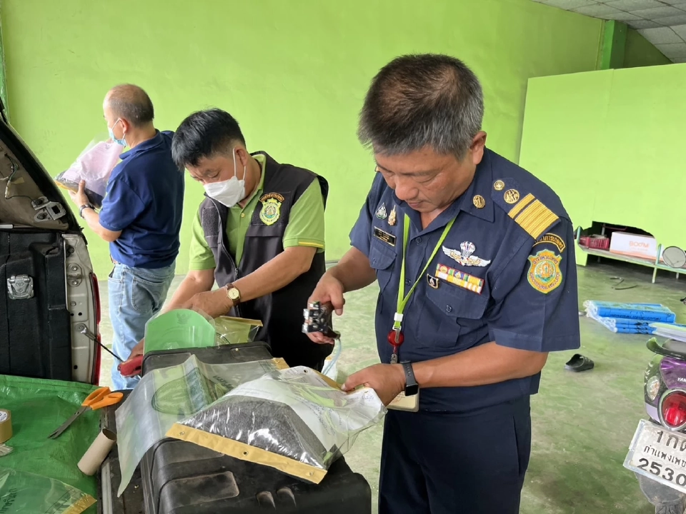 บุกจับร้านจำหน่ายปุ๋ยอินทรีย์เถื่อน มูลค่ากว่า 5 แสนบาท