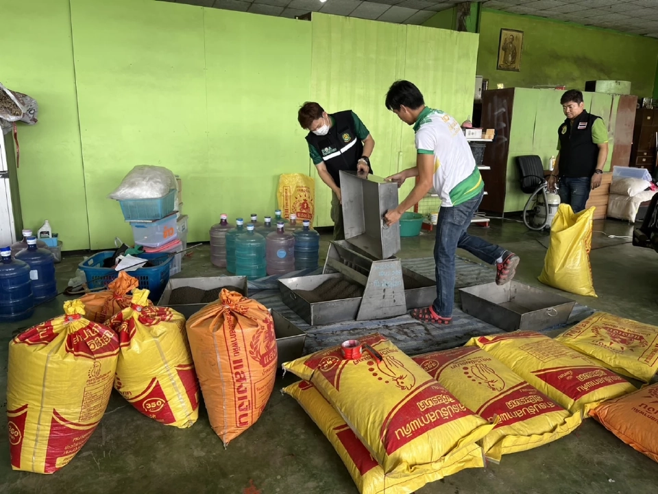 บุกจับร้านจำหน่ายปุ๋ยอินทรีย์เถื่อน มูลค่ากว่า 5 แสนบาท