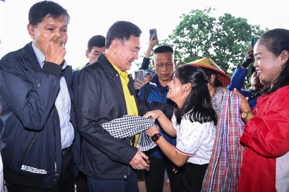 “ทักษิณ” ลงพื้นที่เชียงราย มอบถุงยังชีพ-ให้กำลังใจ ผู้ประสบภัยน้ำท่วม