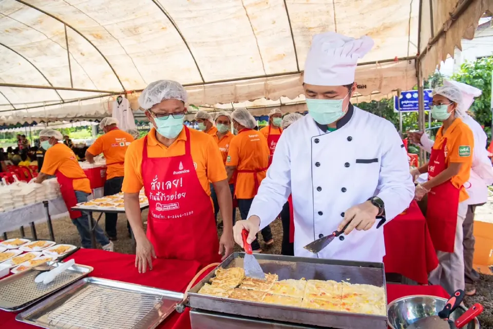 “เครือซีพี” รวมพลังช่วยชาวสุโขทัย ฝ่าวิกฤตน้ำท่วม ส่งทีมอาสาลงพื้นที่