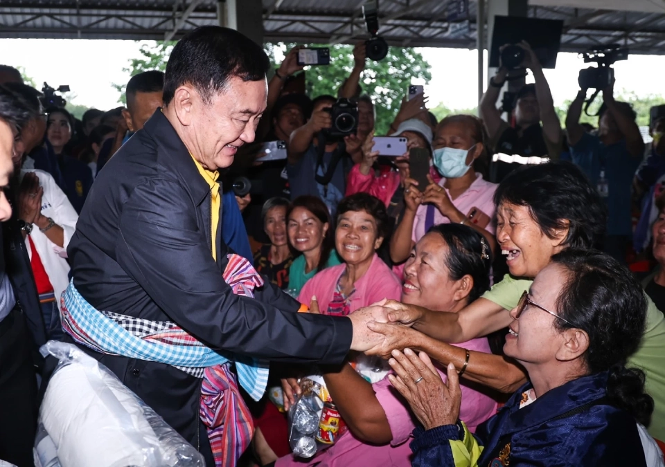 “ทักษิณ” ลงพื้นที่เชียงราย มอบถุงยังชีพ-ให้กำลังใจ ผู้ประสบภัยน้ำท่วม