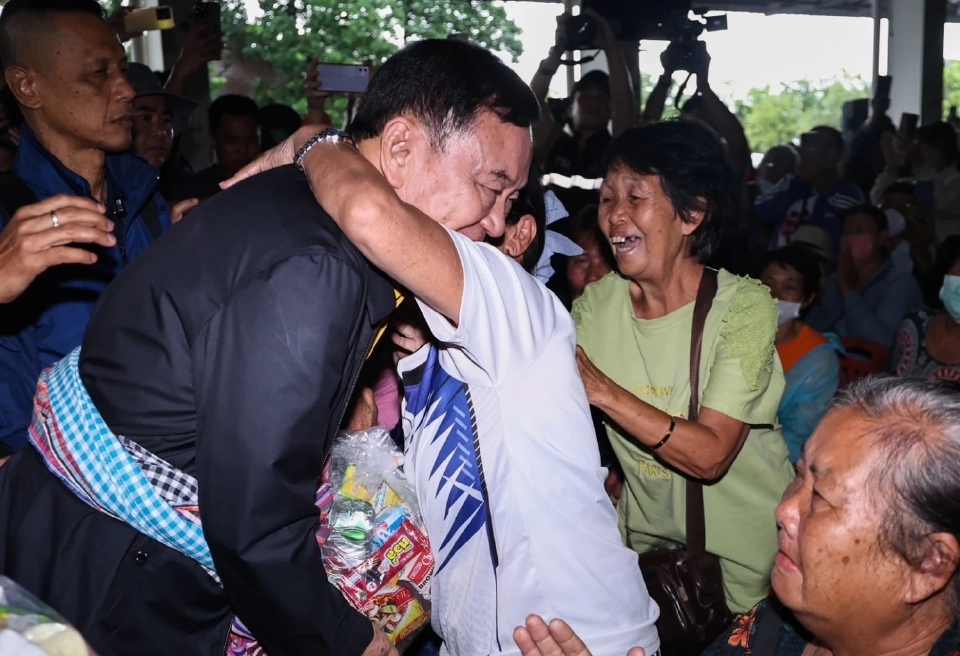 “ทักษิณ” ลงพื้นที่เชียงราย มอบถุงยังชีพ-ให้กำลังใจ ผู้ประสบภัยน้ำท่วม