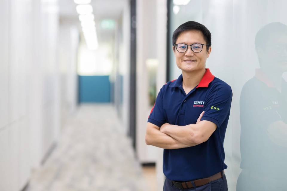 ณัฐชาต เมฆมาสิน ผู้ช่วยกรรมการผู้จัดการ ฝ่ายวิเคราะห์หลักทรัพย์  บริษัทหลักทรัพย์ ทรีนีตี้ จำกัด