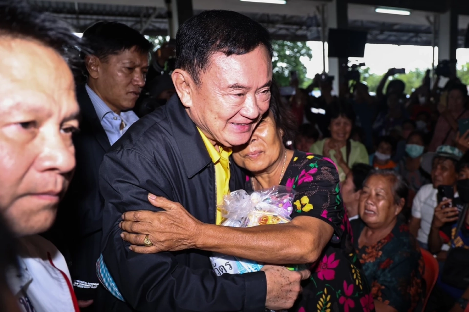 “ทักษิณ” ลงพื้นที่เชียงราย มอบถุงยังชีพ-ให้กำลังใจ ผู้ประสบภัยน้ำท่วม