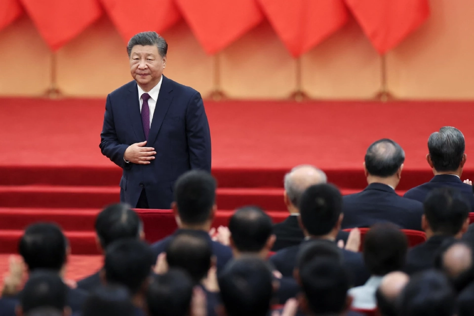 ประธานาธิบดีจีน สีจิ้นผิง เข้าร่วมพิธีมอบเหรียญรางวัลระดับชาติและตำแหน่งกิตติมศักดิ์ ณ มหาศาลาประชาชน ก่อนวันครบรอบ 75 ปีการก่อตั้งสาธารณรัฐประชาชนจีน ในกรุงปักกิ่ง ประเทศจีน เมื่อวันที่ 29 กันยายน 2024