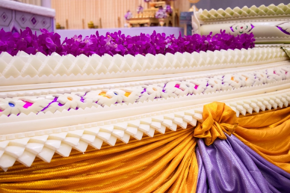 ศิลปะโนราและแทงหยวกสุดอลังการ ประดับพระแท่นพระราชทานปริญญาบัตร ม.ทักษิณ