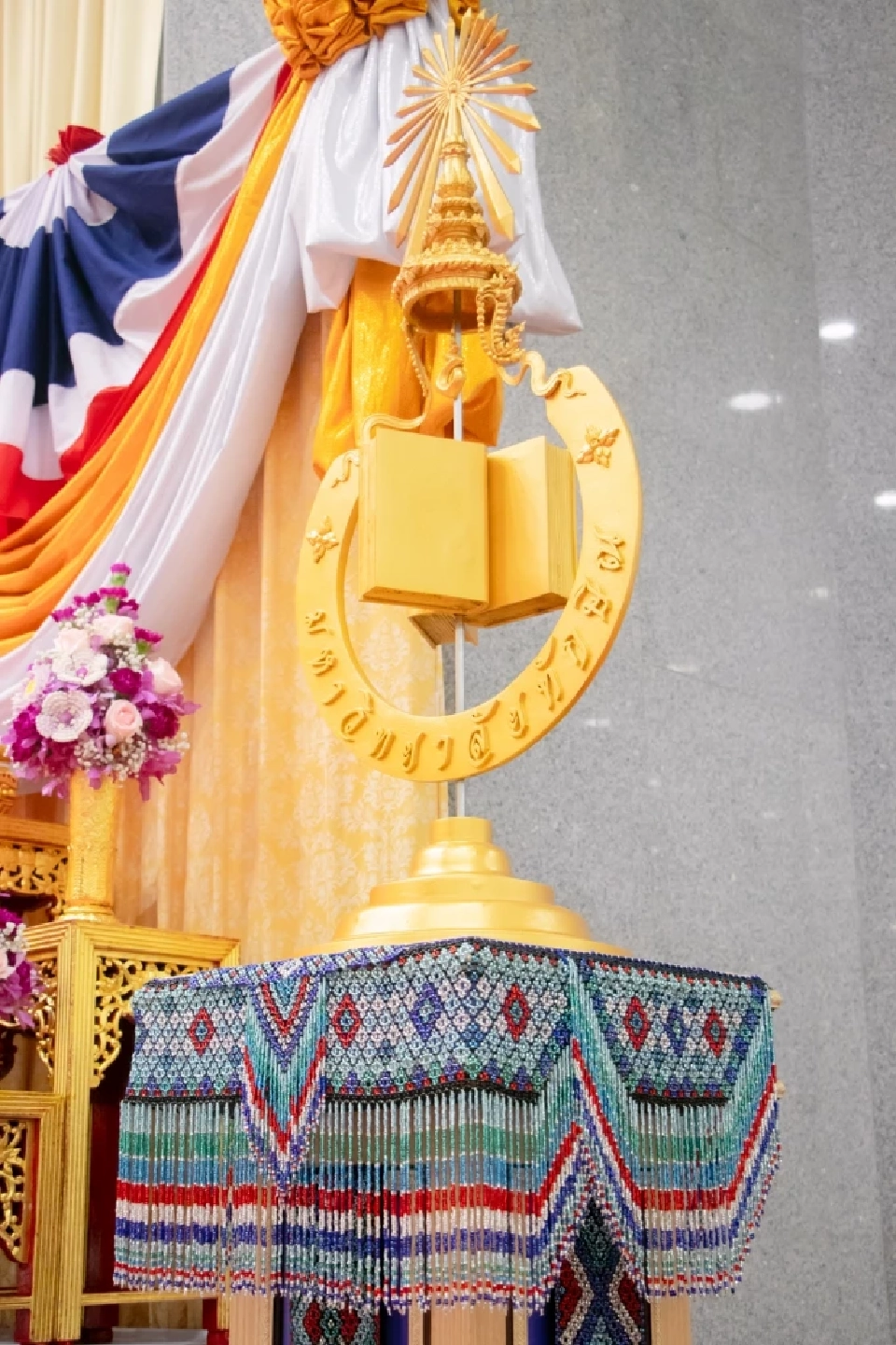 ศิลปะโนราและแทงหยวกสุดอลังการ ประดับพระแท่นพระราชทานปริญญาบัตร ม.ทักษิณ