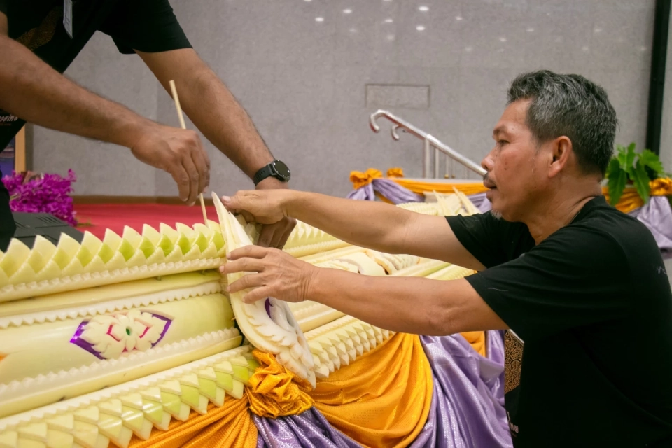 ศิลปะโนราและแทงหยวกสุดอลังการ ประดับพระแท่นพระราชทานปริญญาบัตร ม.ทักษิณ