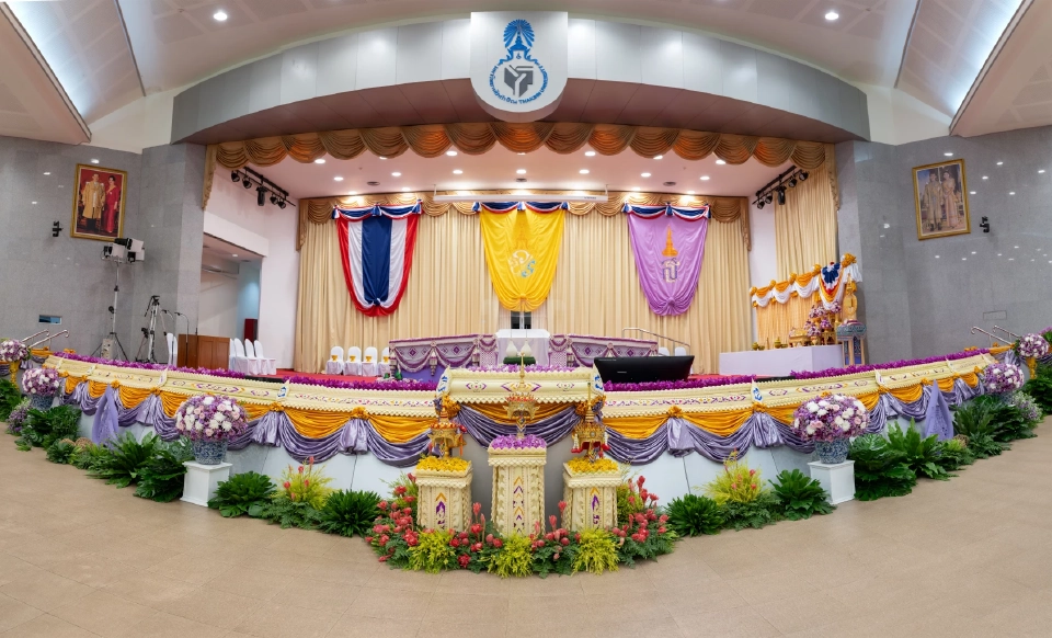 ศิลปะโนราและแทงหยวกสุดอลังการ ประดับพระแท่นพระราชทานปริญญาบัตร ม.ทักษิณ