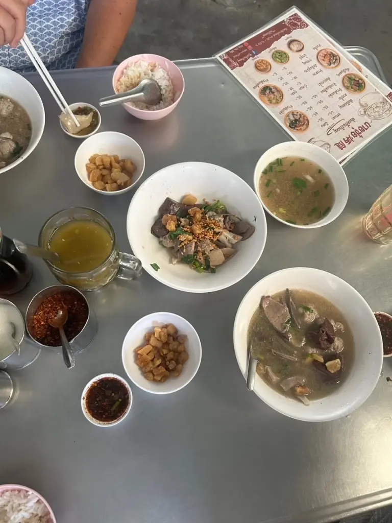 นายซุ้ย ต้มเครื่องในหมู ปากน้ำโพ