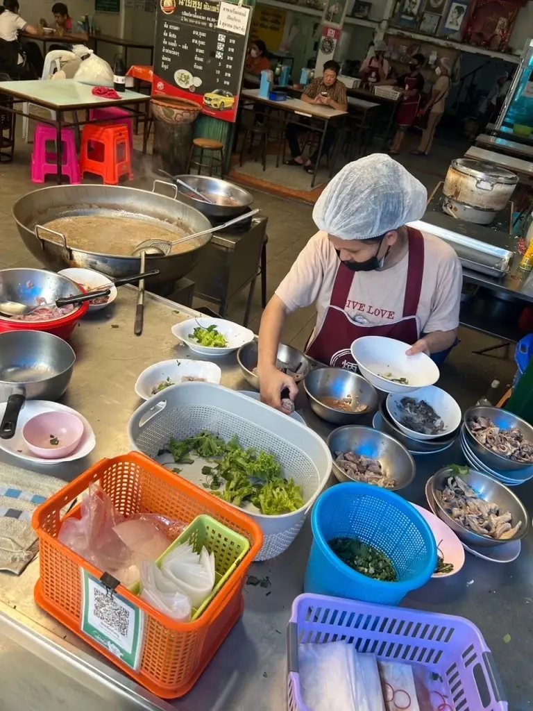 นายซุ้ย ต้มเครื่องในหมู ปากน้ำโพ