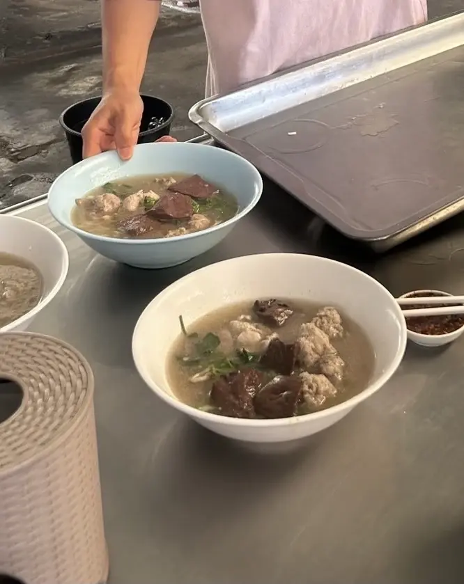 นายซุ้ย ต้มเครื่องในหมู ปากน้ำโพ