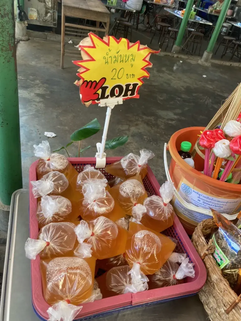 นายซุ้ย ต้มเครื่องในหมู ปากน้ำโพ