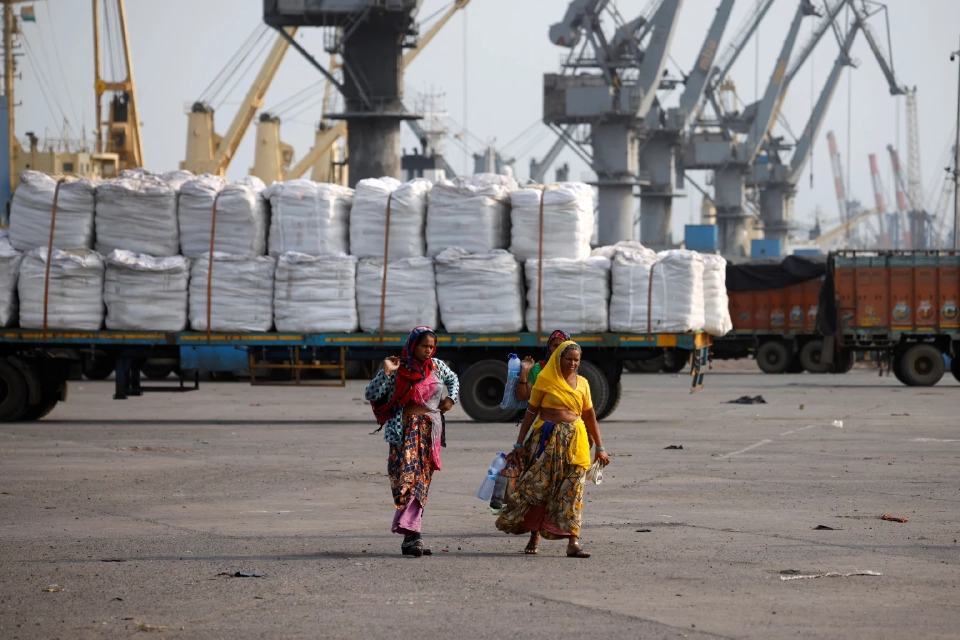 ผู้คนกลับบ้านหลังเลิกงานที่ท่าเรือดีนดายัลในเมืองกันดลา รัฐคุชราต ทางตะวันตกของอินเดียวันที่ 25 กันยายน 2024 REUTERS