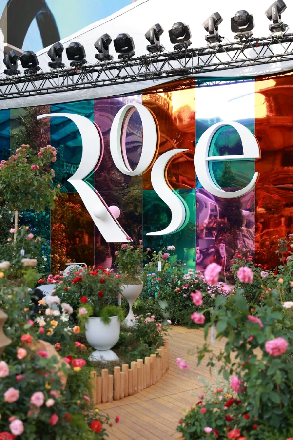 บรรยากาศงาน กุหลาบรวมน้ำใจ เทิดไท้องค์ราชัน