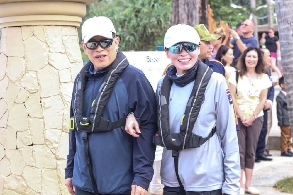 'ในหลวง' ทรงส่งเสด็จ 'พระราชินี' ก่อนทรงเรือใบร่วมทีมชาติไทย ที่ภูเก็ต