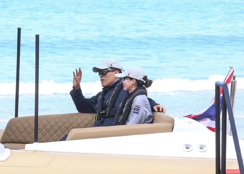 'ในหลวง' ทรงส่งเสด็จ 'พระราชินี' ก่อนทรงเรือใบร่วมทีมชาติไทย ที่ภูเก็ต