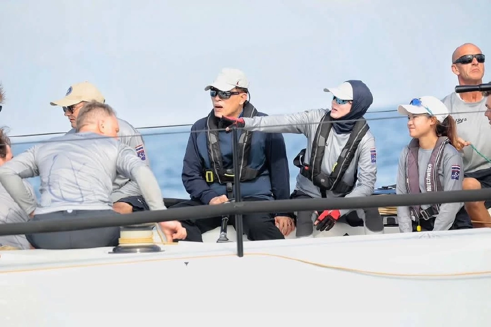 'ในหลวง' ทรงส่งเสด็จ 'พระราชินี' ก่อนทรงเรือใบร่วมทีมชาติไทย ที่ภูเก็ต