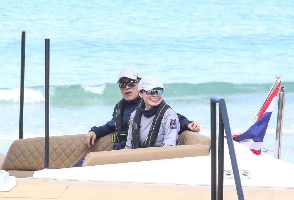 'ในหลวง' ทรงส่งเสด็จ 'พระราชินี' ก่อนทรงเรือใบร่วมทีมชาติไทย ที่ภูเก็ต