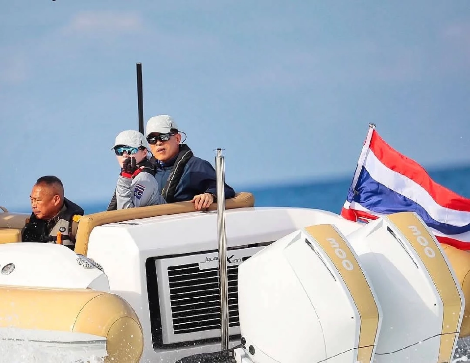 'ในหลวง' ทรงส่งเสด็จ 'พระราชินี' ก่อนทรงเรือใบร่วมทีมชาติไทย ที่ภูเก็ต