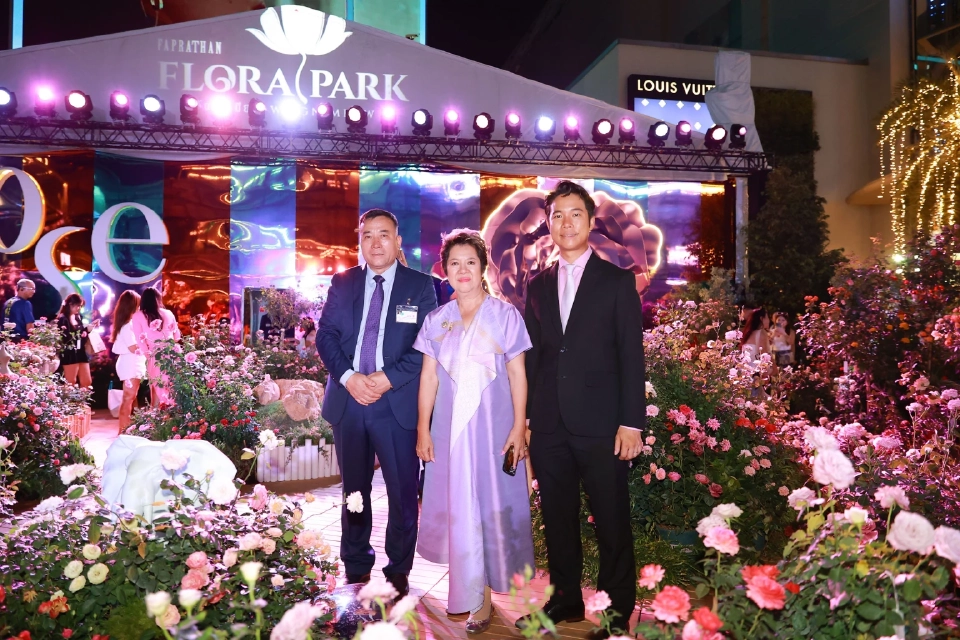 กรมสมเด็จพระเทพฯ เสด็จพระราชดำเนินทอดพระเนตรการจัดแสดงกุหลาบกว่า 260 สายพันธุ์ ในงาน 'กุหลาบรวมน้ำใจ เทิดไท้องค์ราชัน'