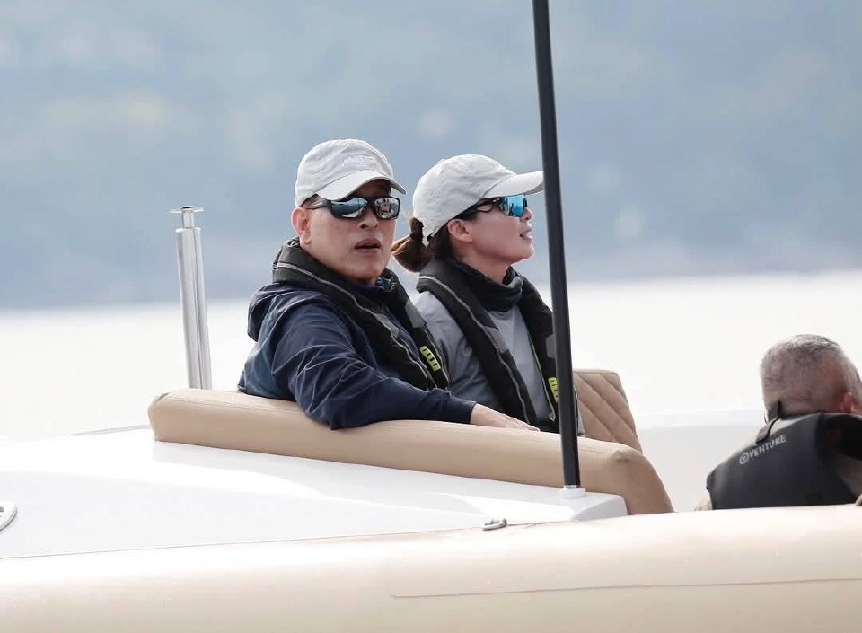 'ในหลวง' ทรงส่งเสด็จ 'พระราชินี' ก่อนทรงเรือใบร่วมทีมชาติไทย ที่ภูเก็ต